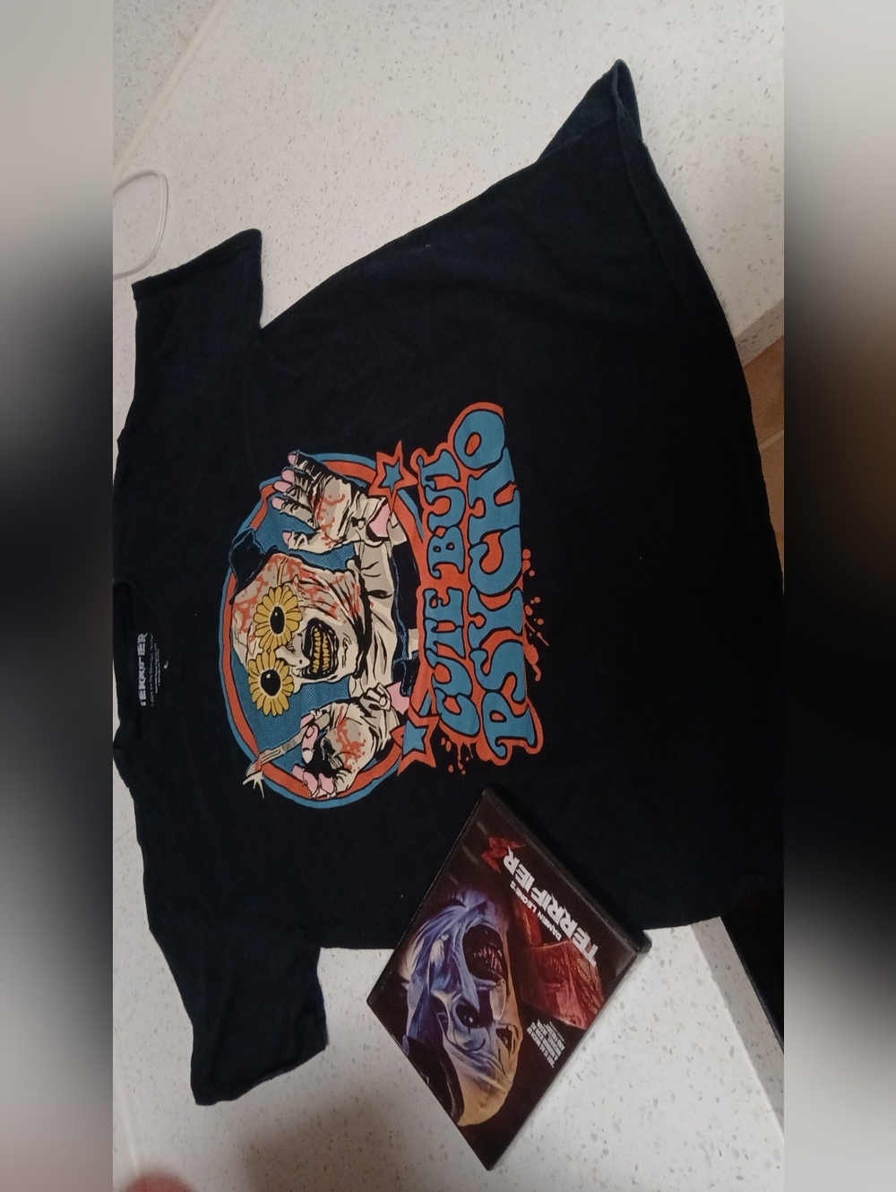 Terrifier Tshirt Large And Terrifier 3 Movie.